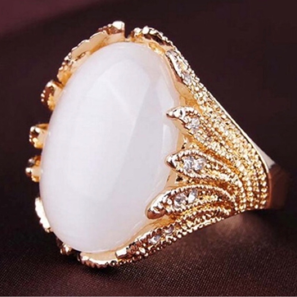 NEW Elegant Gold and White Women's Ring